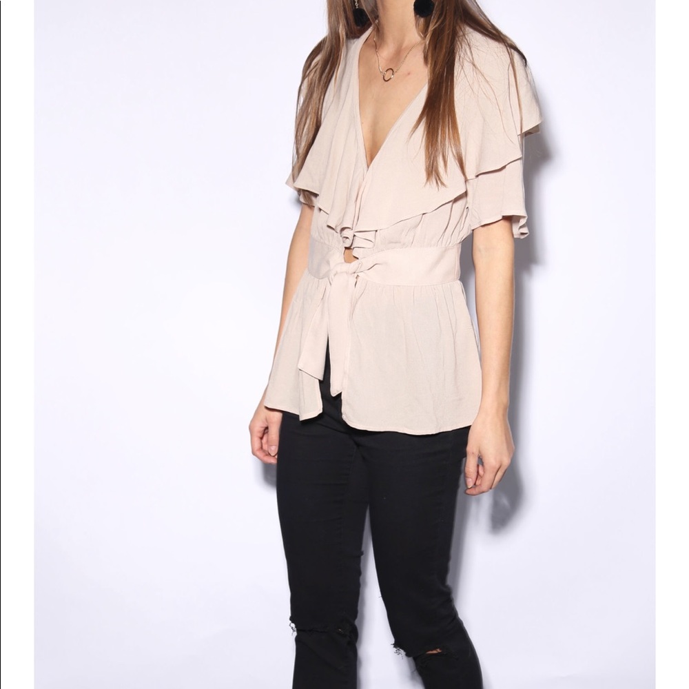 Cute flowey blouse in black and nude
